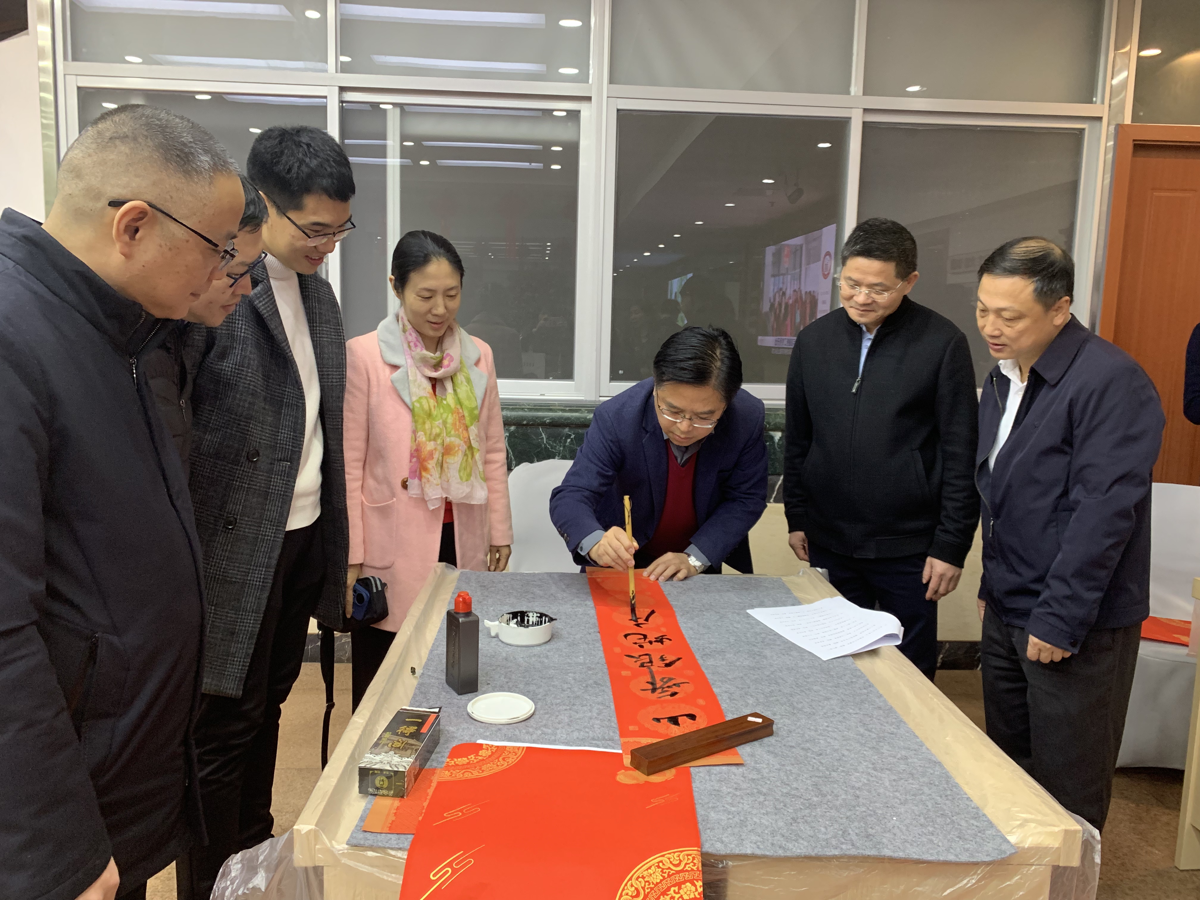 竞彩网
举办“我们的节日·春节”写春联送福字活动